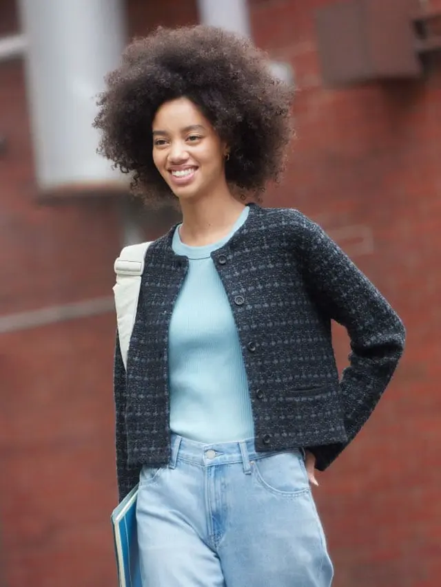 Ilustrasi perempuan dan sweater/uniqlo Indonesia