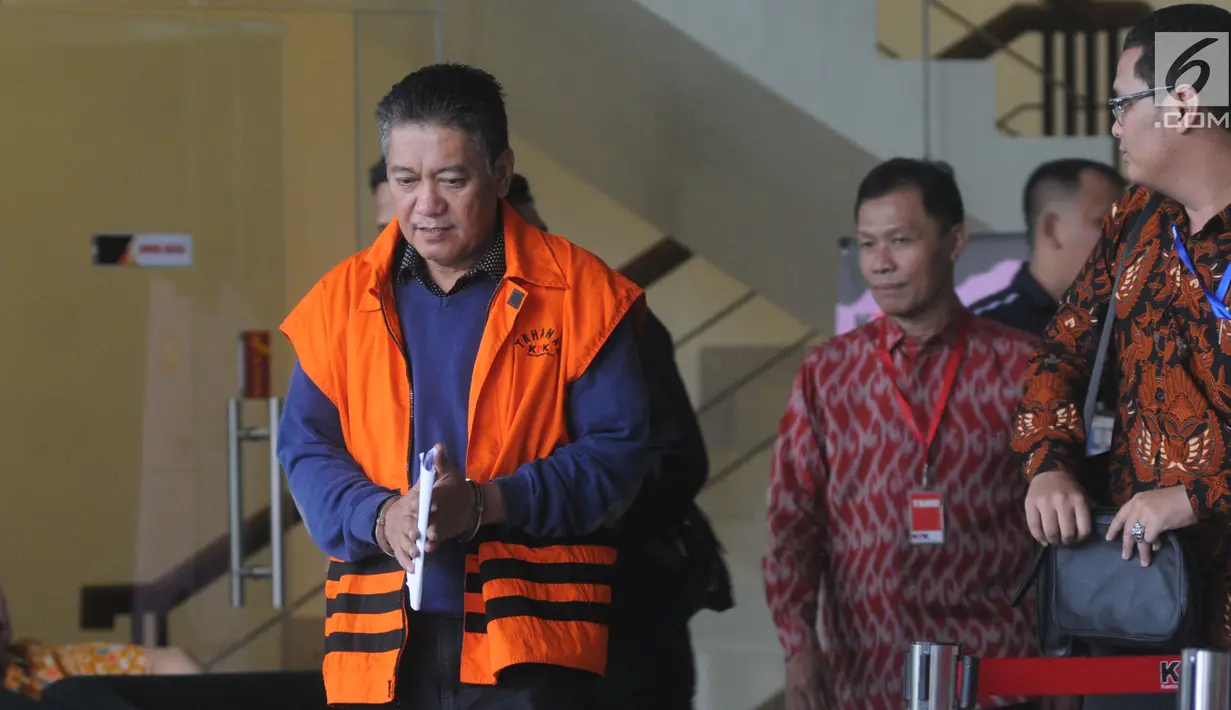 Hakim PN Jakarta Selatan nonaktif, Irwan dikawal petugas usai menandatangani berkas P21 di Gedung KPK, Jakarta, Selasa (26/3). Irwan dalam waktu dekat akan menjalani persidangan terkait dugaan menerima suap penanganan perkara perdata di PN Jakarta Selatan. (merdeka.com/Dwi Narwoko)