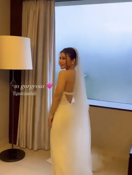Gaun tersebut memiliki model backless. Putri melengkapi penampilan dengan anting-anting dan gaya rambut sanggul modern. [@adelleodelia]