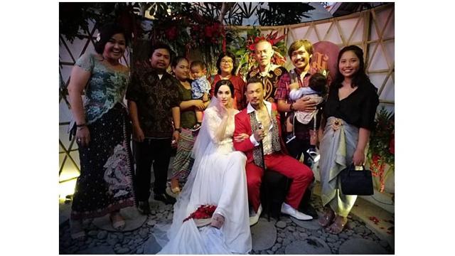 Acara resepsi pernikahannya tersebut dihadiri oleh kerabat dan sahabat terdekat.