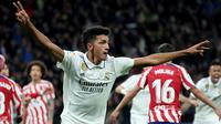 Pemain Real Madrid, Alvaro Rodriguez berselebrasi setelah mencetak gol penyeimbang 1-1 ke gawang Atletico Madrid pada laga lanjutan Liga Spanyol 2022/2023 yang berlangsung di Santiago Bernabeu, Spanyol, Minggu (26/02/2023) dini hari WIB. (AFP/Pierre-Philippe Marcou)
