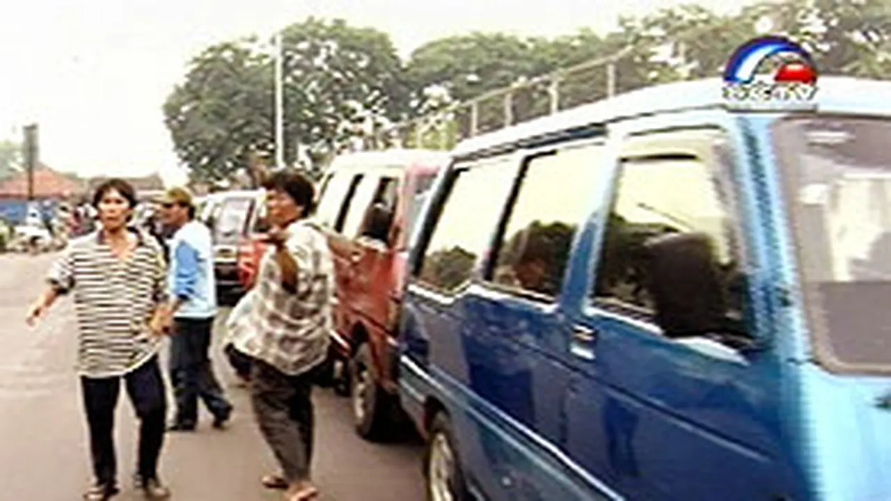 311202aDemoAngkot.jpg