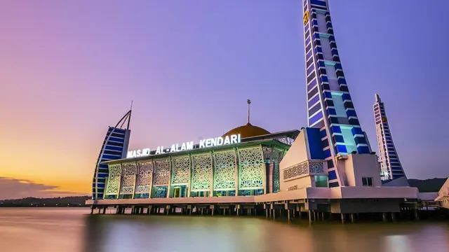 Masjid Al Alam di Teluk Kendari.(Foto Rahmad Ladae untuk Liputan6.com)