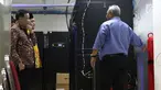 Ketua KPU RI, Arief Budiman (kanan) bersama Komisioner Bawaslu RI, Abhan Misbah dan M Afifuddin meninjau ruang server data KPU di Gedung KPU, Jakarta, Jumat (26/4). Bawaslu meninjau ruang server terkait transparansi proses kinerja KPU pada Pemilu 2019. (Liputan6.com/Helmi Fithriansyah)