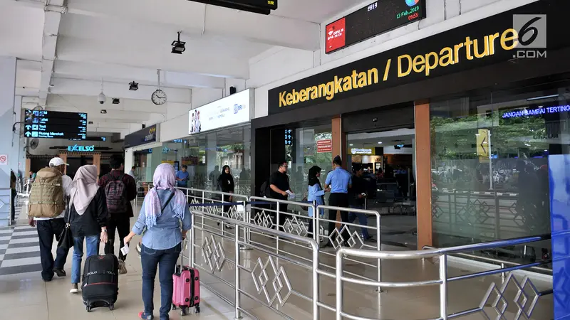 Penumpang Pesawat di Bandara Halim Perdanakusuma