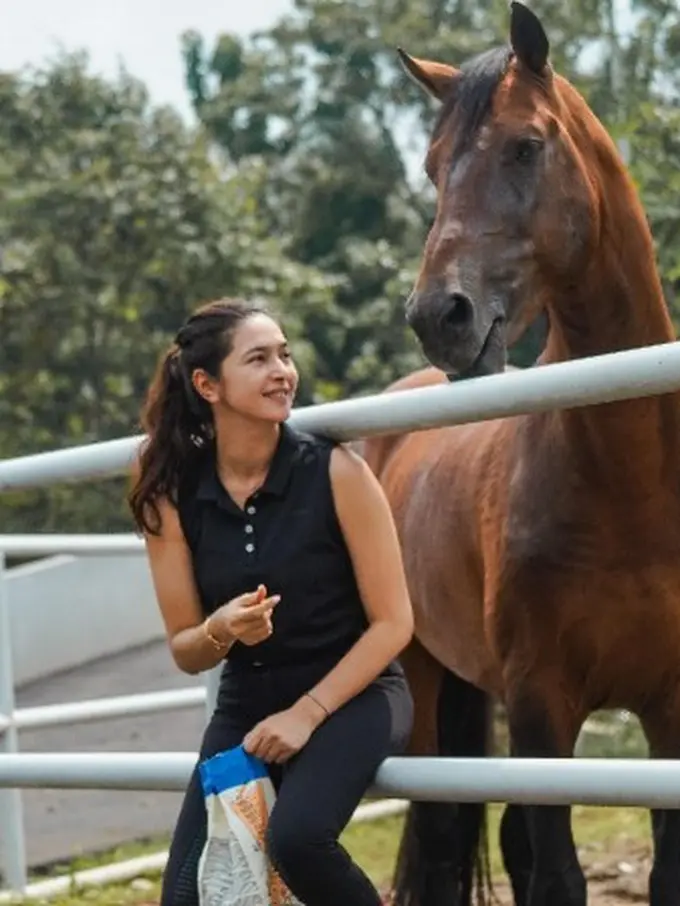Nabila Syakieb bersama kudanya (Instagram/nsyakieb85)
