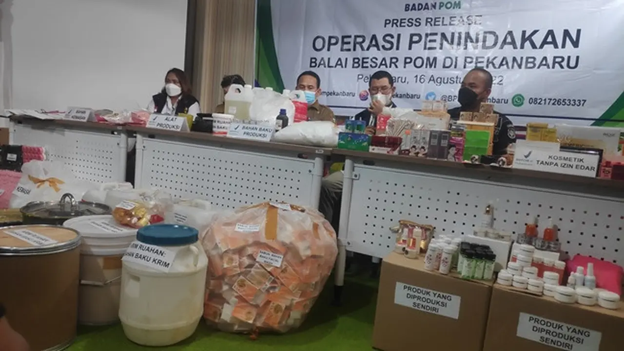 Barang bukti kosmetik ilegal dan pembuatan kosmetik berbahaya sitaan BBPOM Pekanbaru.