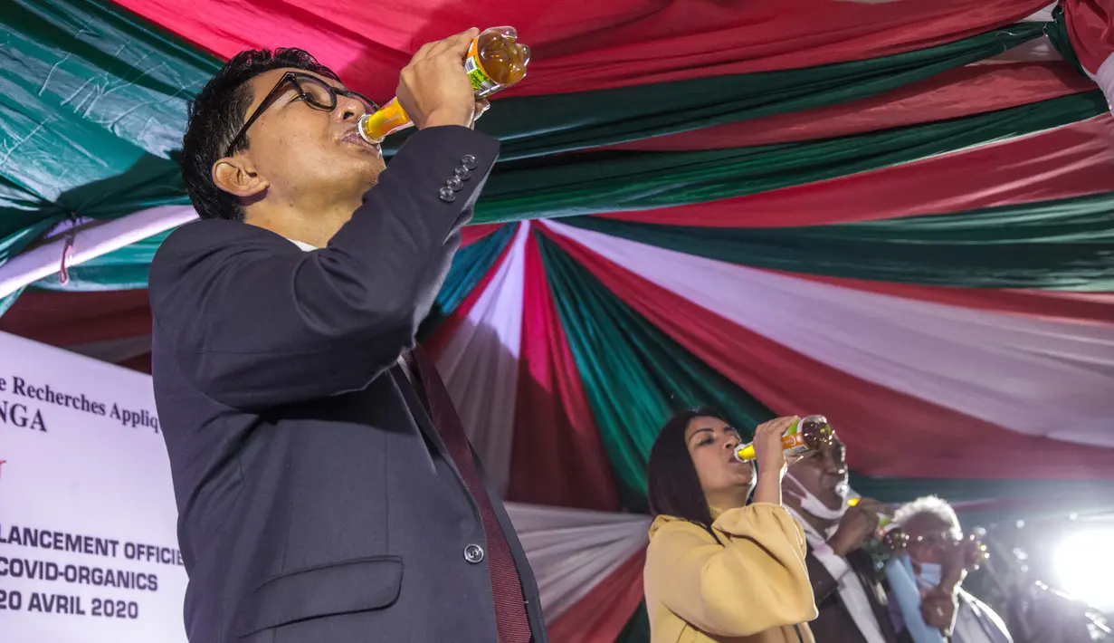 Presiden Madagaskar, Andry Rajoelina meminum CVO yang diklaim dapat menyembuhkan Covid-19 di Antananarivo, Madagaskar (20/4/2020). Artemisia annua salah satu tanaman herbal dari Madagaskar yang sudah lama dikenal sebagai obat malaria. (AFP/Rijasolo)