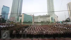 Ratusan personil pengamanan melakukan apel di Bundaran HI, Jakarta, Minggu (1/5). Sebanyak 8.153 petugas dari Polri, TNI, Satpol PP, dan Dinas Perhubungan dikerahkan untuk mengamankan peringatan May Day 2016. (Liputan6.com/Angga Yuniar)