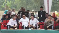 Bapak Maju Tani Indonesia yang juga Ketua Umum Himpunan Kerukunan Tani Indonesia (HKTI) Moeldoko saat bertemu petani sayuran di Kecamatan Pulosari, Sukabumi, Jawa Barat, belum lama ini. (Ist)