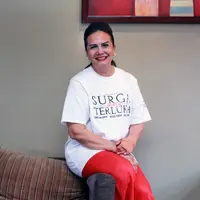 Dalam film ini, wanita kelahiran 59 tahun silam ini memerankan Hartini. Setelah ditinggal meninggal suaminya kehilangan pegangan hidup dengan sisa warisan untuk menghidupi ketiga anaknya. (Adrian Putra/Bintang.com)