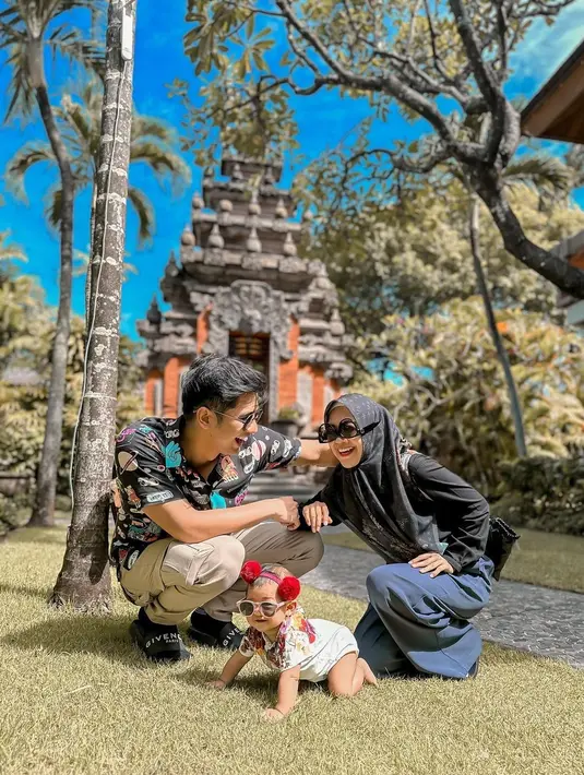 Tampil stylish serba hitam, gaya kasual Ria Ricis dan Teuku Ryan ini bisa jadi inspirasi gaya liburan yang seru. @riaricis1795.