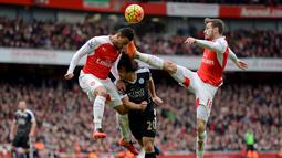 Duel udara pemain Arsenal dan Leicester City dalam laga Liga Inggris di Stadion Emirates, London, Minggu (14/2/2016). (Action Images via Reuters/ Tony O'Brien)
