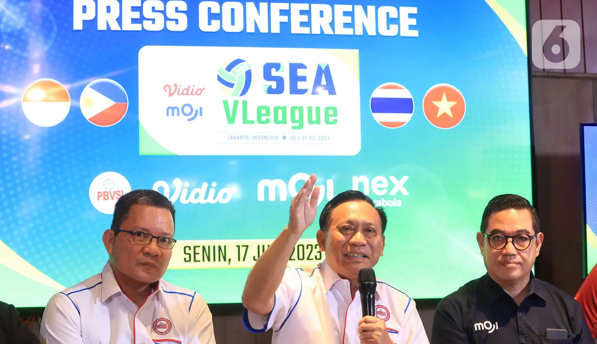 Ketua PBVSI, Imam Sudjarwo, memberi keterangan saat konferensi pers SEA V League di Denny's Senayan City, Jakarta Pusat, Senin (17/7/2023). (Bola.com/M Iqbal Ichsan)