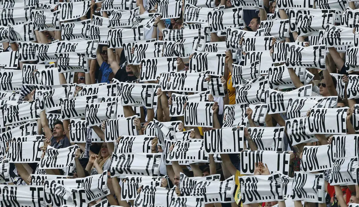 Di tribun penonton, ribuan suporter membentangkan tulisan yang memberi dukungan kepada pelatih Juventus, Antonio Conte, (18/5/2014). (REUTERS/Alessandro Garofalo)