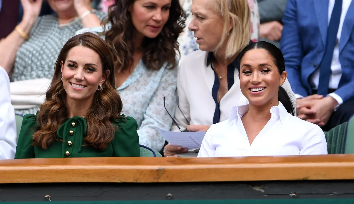 Ekspresi Duchess of Cambridge Kate Middleton (kiri) dan Duchess of Sussex Meghan Markle saat menyaksikan pertandingan final tunggal putri Wimbledon 2019 antara Serena Williams dengan Simona Halep di All England Lawn Tennis and Croquet Club, London, Inggris, Sabtu (13/7/2019). (BEN CURTIS/POOL/AFP)