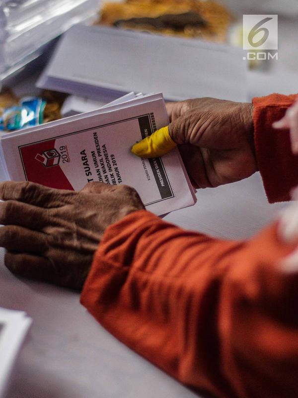 Pekerja menyelesaikan pelipatan surat suara Pemilihan Umum 2019 di gudang logistik KPU Jakarta Pusat, Selasa (19/2). Nantinya surat suara itu akan didistribusikan sebelum penyelenggaraan Pemilu 2019. (Liputan6.com/Faizal Fanani)