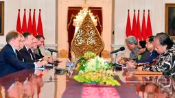 Suasana pertemuan Presiden Joko Widodo dan Menteri Luar Negeri AS Mike Pompeo di Istana Merdeka, Jakarta, (5/8). Dalam pertemuan tersebut membahas sejumlah isu mulai dari kerja sama ekonomi kedua negara. (Adek Berry/Pool Photo via AP)