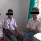 Tiga pelajar SMA Negeri 1 Fatuleu, Kabupaten Kupang, NTT, ditangkap aparat kepolisian lantaran menganiaya gurunya sendiri, Yelfret Malafu (45). (Liputan6.com/ Ola Keda)