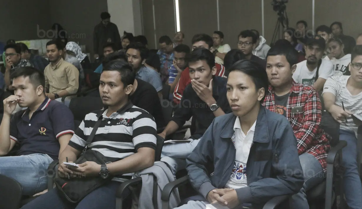 Suasana acara diskusi Bincang Taktik di Gedung KMK Online, Jakarta, Kamis (10/8/2017). Diskusi mengangkat tema "Mengembalikan Tradisi Emas Sepak Bola SEA Games". (Bola.com/M Iqbal Ichsan)