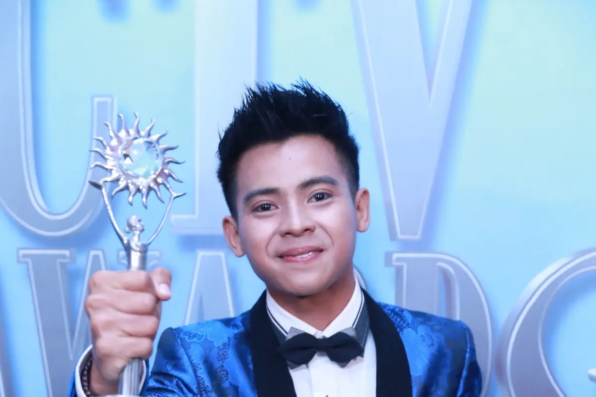 [Bintang] Arnold Leonard Kalahkan Panutan Aktingnya di SCTV Awards 2016