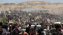Ribuan warga Palestina menyerbu pusat distribusi bantuan yang disalurkan Gaza Humanitarian Foundation (GHF) yang baru dibentuk Amerika Serikat dan Israel di Jalur Gaza tengah pada 29 Mei 2025. (Eyad BABA/AFP)