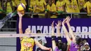 Pemain asing Gresik Phonska Plus, Annie Mitchem melakukan pukulan bola ke arah permainan Jakarta Pertamina Enduro pada laga seri lima putaran kedua di GOR Candradimuka Padepokan Voli Jenderal Polisi Kunarto, Sentul Bogor, Minggu (22/2/2026) malam WIB. (Bola.com/Abdul Aziz)