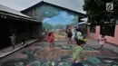Anak-anak bermain di sekitar mural 3D tau 3 dimensi  yang menghiasi Kampung Pekayon Jaya, Bekasi, Kamis (14/6). Kampung 3D ini merupakan inisiasi dari warga setempat dan dikerjakan oleh Forum Seniman Bekasi. (Merdeka.com/ Iqbal S. Nugroho)
