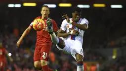 Pemain Crystal Palace Wilfried Zaha (kanan) menendang bola saat dibayangi pemain Liverpool Lucas Leiva pada lanjutan Liga Premier Inggris di Stadion Anfield, Liverpool, Inggris, Minggu(8/11/2015) WIB.  (AFP Photo/Paul Ellis)