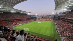 Stadion ini mampu menampung sebanyak 53.289 penonton, tak heran jika stadion ini sering digunakan untuk pertandingan Internasional seperti menjadi salah satu venue Piala Dunia 1982 silam. (Foto: AFP/Rafa Rivas)