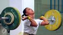 Salah satu lifter wanita saat melakukan latihan angkatan di PB PABBSI, Jakarta, Selasa (21/6/2016). Tim angkat besi dijadwalkan meninggalkan Indonesia, 8 Juli dan berlatih di Afrika Selatan hingga 28 Juli. (Liputan6.com/Helmi Fithriansyah)