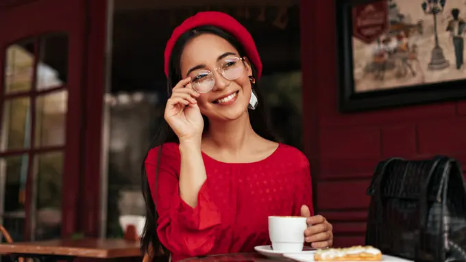 perempuan baju merah