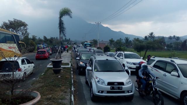 Antrian kendaraan arus balik yang melintasi Garut kota, nampak padat akibat meningkatnya volume kendaraan.