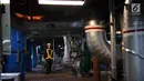 Petugas bersiap membersihkan area di PLTGU Muara Karang, Jakarta, Rabu (21/3). ISS Indonesia memberikan layanan industrial cleaning kepada PT Pembangkitan Jawa Bali (PJB) Unit Pembangkit Muara Karang sejak awal 2016 . (Liputan6.com/Angga Yuniar)