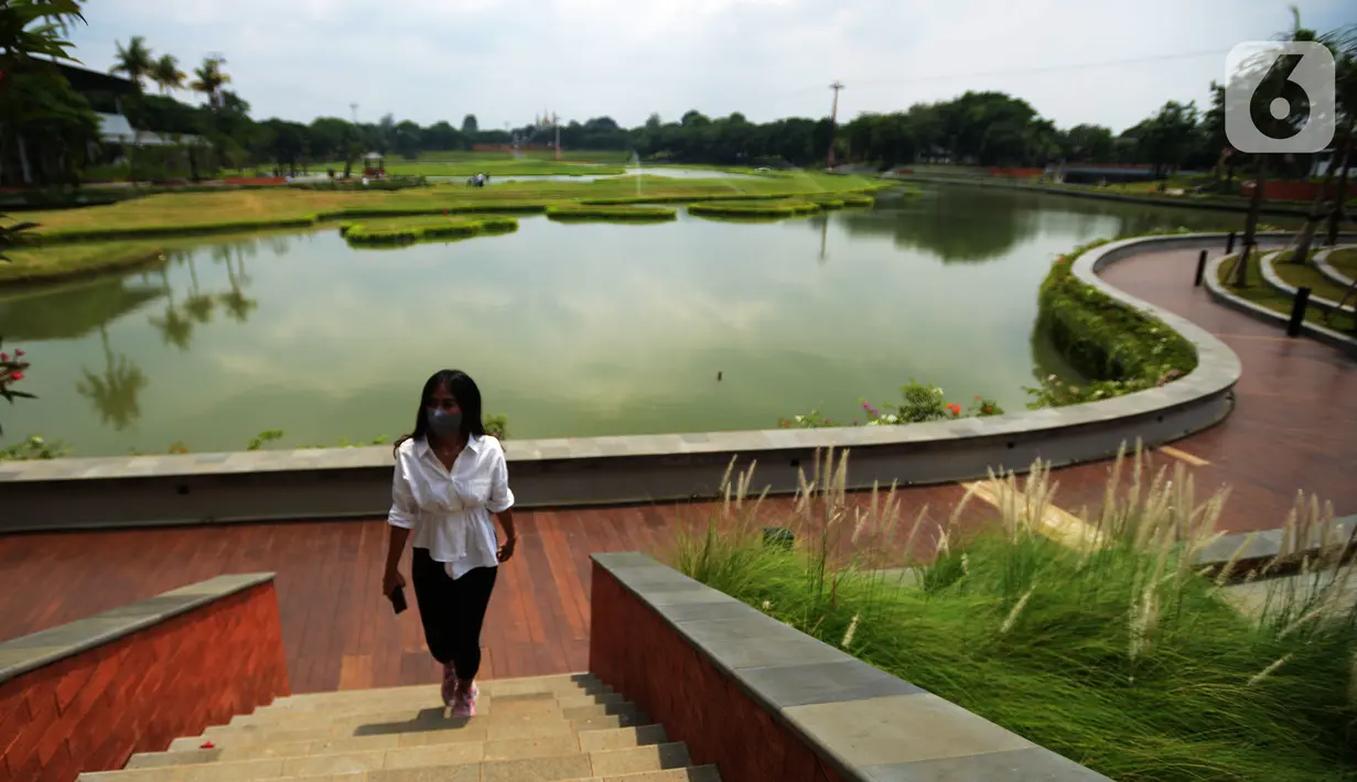 <p>Seorang wanita berjalan di Taman Mini Indonesia Indah (TMII) dengan wajah baru di Jakarta Timur, Rabu (16/11/2022). Pengelola TMII akan melakukan uji coba buka untuk umum pada 20 November 2022 dengan kuota 5000 orang selama berlangsung, dengan membeli tiket secara onlie di website TMII. (merdeka.com/Imam Buhori)</p>