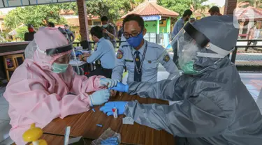 Pegawai Lapas Kemenkumham menjalani rapid test di Lembaga Pembinaan Khusus Anak (LPKA) Klas I Tangerang, Banten, Sabtu (30/5/2020). Rapid test Covid-19 yang diikuti 87 pegawai sebagai salah satu upaya untuk menekan penyebaran virus Corona. (Liputan6.com/Fery Pradolo)