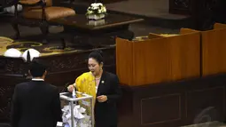 Anggota DPR dari Partai Golkar Titiek Soeharto‎ memberikan suaranya saat pemilihan pimpinan MPR RI, Jakarta, (7/10/14). (Liputan6.com/Andrian M Tunay)
