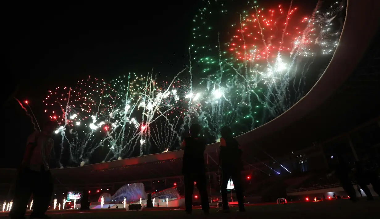 Kembang api dinyalakan di atas stadion saat Upacara Penutupan Pekan Paralimpiade Nasional XVII di Stadion Manahan, Solo, Jawa Tengah, Minggu (13/10/2024). (PB PEPARNAS XVII/Feira Manbud)