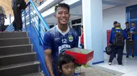 Bek kanan Persib Bandung, Henhen Herdiana, merayakan ulang tahun ke-23. (Bola.com/Erwin Snaz)