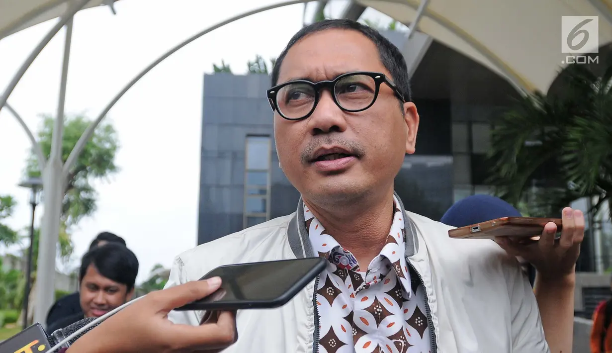 Dirut PT Garuda Maintenance Facility (GMF) AeroAsia, Iwan Joenarto memberi keterangan kepada awak media usai menjalani pemeriksaan di gedung KPK Jakarta, Senin (29/01). (Liputan6.com/Herman Zakharia)