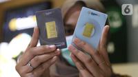 Pegawai menunjukkan emas batangan 24 karat di gerai Galeri 24, kawasan Kebayoran Baru, Jakarta, Kamis (5/8/2021). Harga emas yang dijual PT Aneka Tambang Tbk dijual lebih murah Rp 2.000 per gram pada hari ini ke posisi Rp 941 ribu per gram. (Liputan6.com/Angga Yuniar)