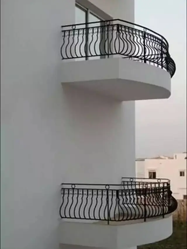 10 Potret Absurd Balkon Salah Desain Ini Jadi Tak Beguna