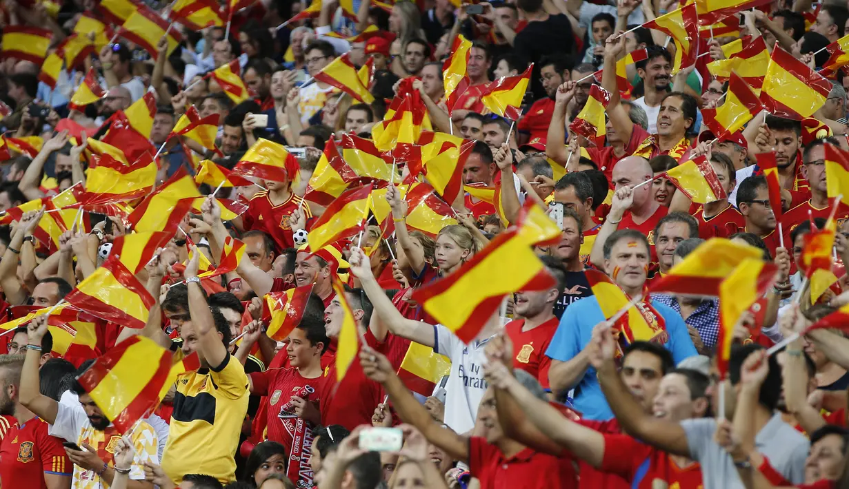 Suporter Spanyol mengibarkan bendera saat mendukung timnya melawan Italia  pada laga Grup G Kkualifikasi Piala Dunia 2018 di Santiago Bernabeu stadium, Madrid, (2/9/2017). Spanyol menang 3-0. (AP/Paul White)