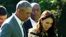 Mantan Presiden Amerika Serikat, Barack Obama berbincang dengan Perdana Menteri (PM) Selandia Baru Jacinda Ardern, yang tengah hamil anak pertamanya, pada upacara penyambutan di Government House, Auckland, Kamis (22/3). (Andy WHARTON/AFP)
