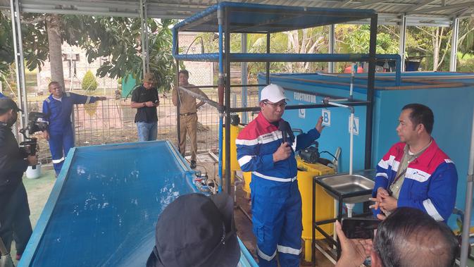 <p>Manajer Produksi Pertamina RU II Sei Pakning, Antoni R Doloksaribu, menjelaskan kepada media tentang inovasi Filtrasi Air Gambut di Desa Lubuk Muda (Liputan6.com/Jonathan Pandapotan Purba)</p>