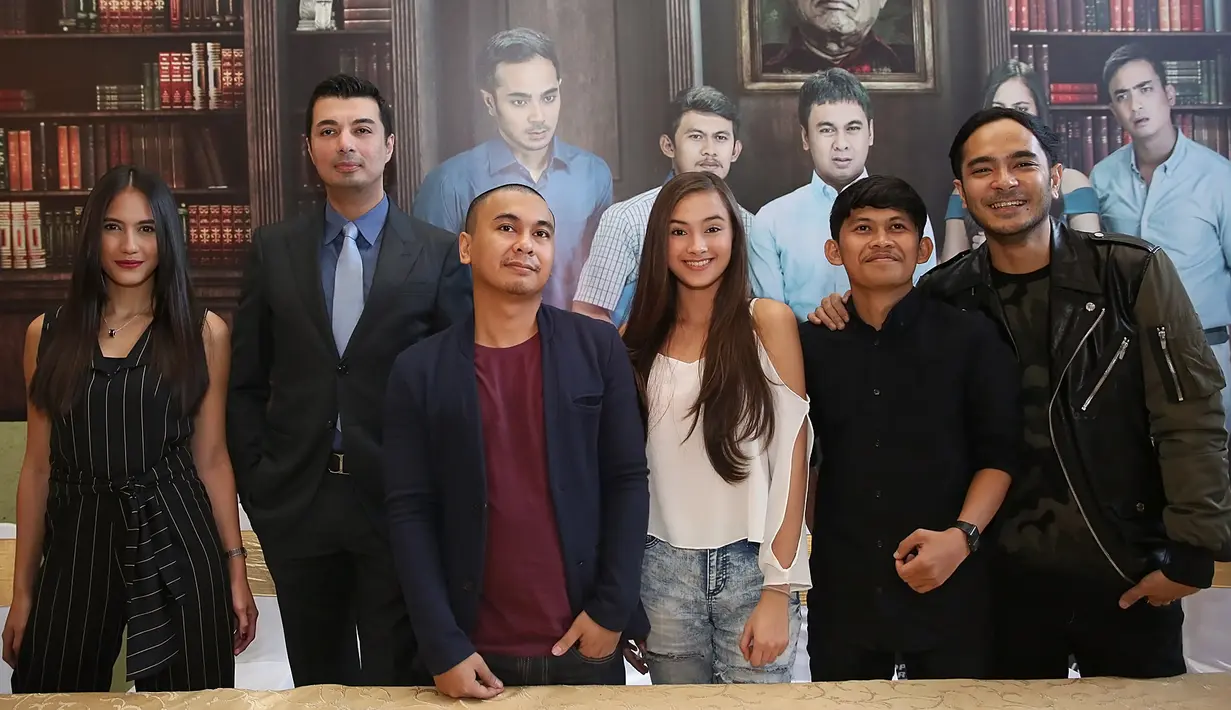 Dalam film The Guys, Pevita Pearce beradu dengan Raditya Dika, Marthino Lio, Indra Jegel, Pongsiree Bunluewong alias Pukaii, juga komedian Tarsan. Memerankan Amirah perempuan ambisius yang perfeksionis dengan pekerjaannya. (Nurwahyunan/Bintang.com)