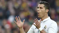 Bintang Real Madrid, Cristiano Ronaldo, saat tampil melawan Barcelona pada laga La Liga Spanyol di Stadion Camp Nou, Spanyol, Sabtu (3/12/2016). (AFP/Lluis Gene)