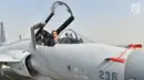 Presiden Joko Widodo (Jokowi) menaiki kokpit pesawat JF-17 Thunder di Pangkalan Udara Nur Khan, Islamabad, Pakistan, Sabtu (27/1). JF-17 Thunder adalah pesawat tempur ringan mesin tunggal. (Liputan6.com/Pool/Rusman Biro Pers Setpres)