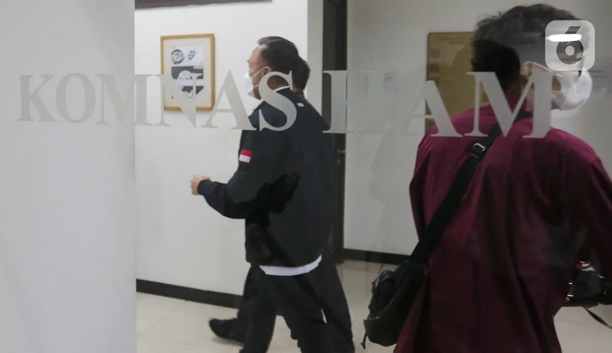 Ketua Umum PSSI Mochamad Iriawan tiba untuk dimintai keterangan di Kantor Komnas HAM, Jakarta, Kamis (13/10/2022). Komnas HAM meminta keterangan PSSI dan pihak penyelenggara siaran pertandingan Arema melawan Persebaya 1 Oktober 2022 untuk proses pemantauan dan penyelidikan atas kasus tragedi kemanusiaan Stadion Kanjuruhan Malang. (Liputan6.com/Angga Yuniar)