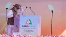 Perdana Menteri India Narendra Modi memegang topinya saat dia berjalan untuk memberikan pidato kepada para delegasi saat peresmian Aero India 2023 di pangkalan udara Yelahanka, Bengaluru, India, Senin (13/2/2023). Aero India adalah acara dua tahunan dengan demonstrasi terbang oleh tim pengganti dan militer serta paviliun komersial tempat perusahaan penerbangan memamerkan produk dan teknologi mereka. (AP Photo/Aijaz Rahi)
